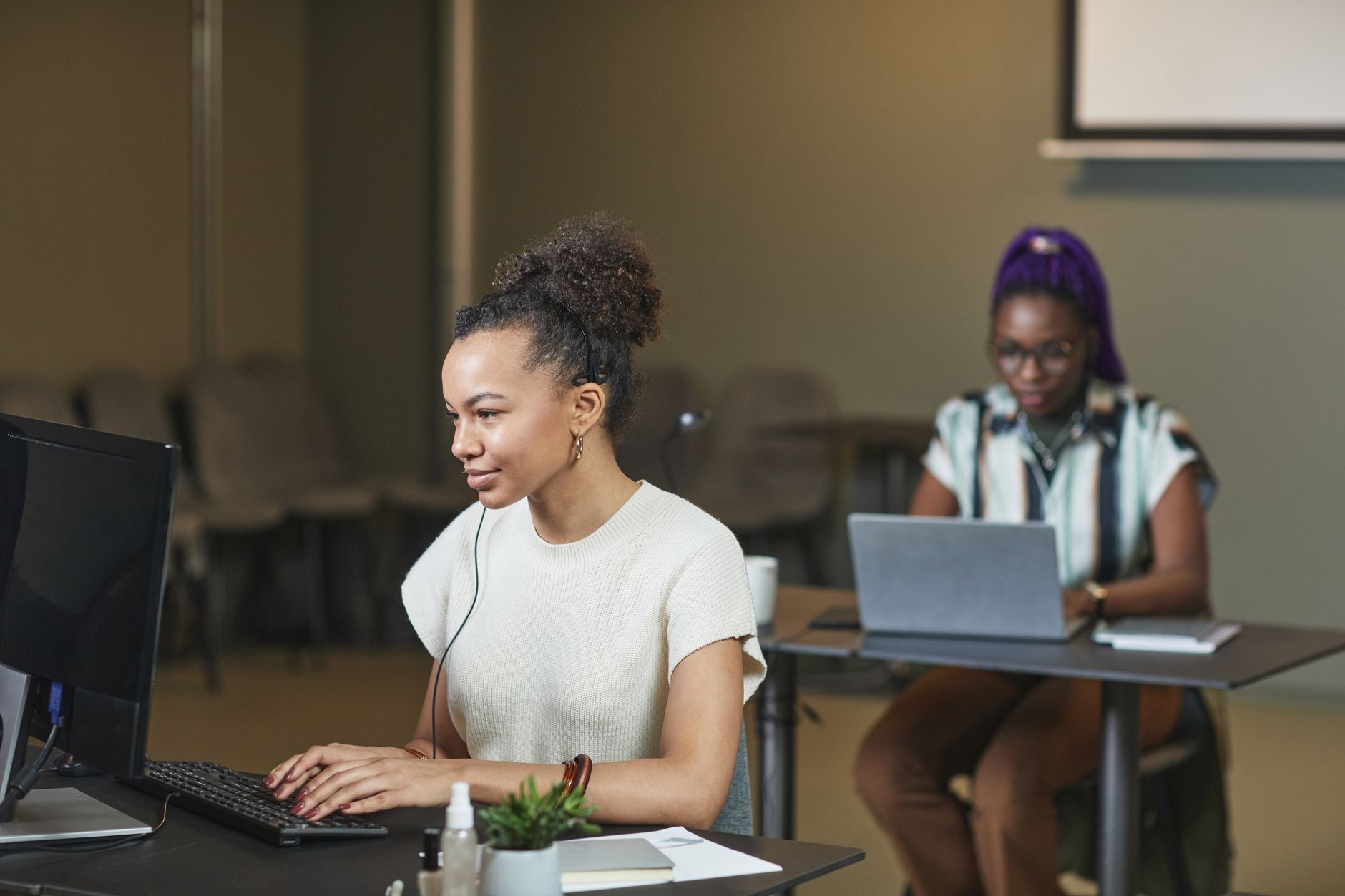 Accès à l’intranet des MFR : repères pour une connexion rapide et sans accroc — salariés utilisant l'intranet sur ordinateurs