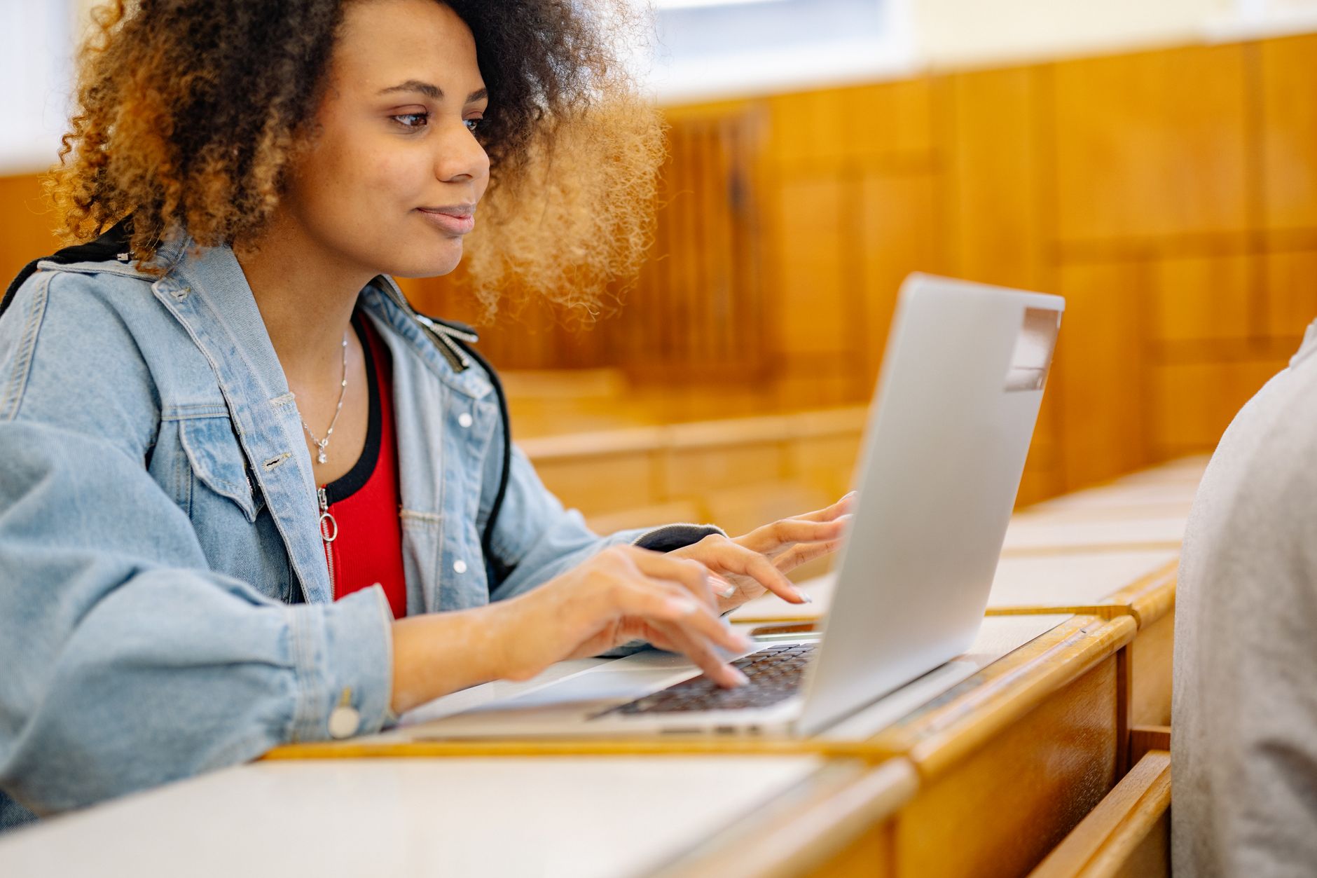 Convergence AC Lyon : l’ossature du mail académique régional — étudiant utilisant mail académique sur ordinateur