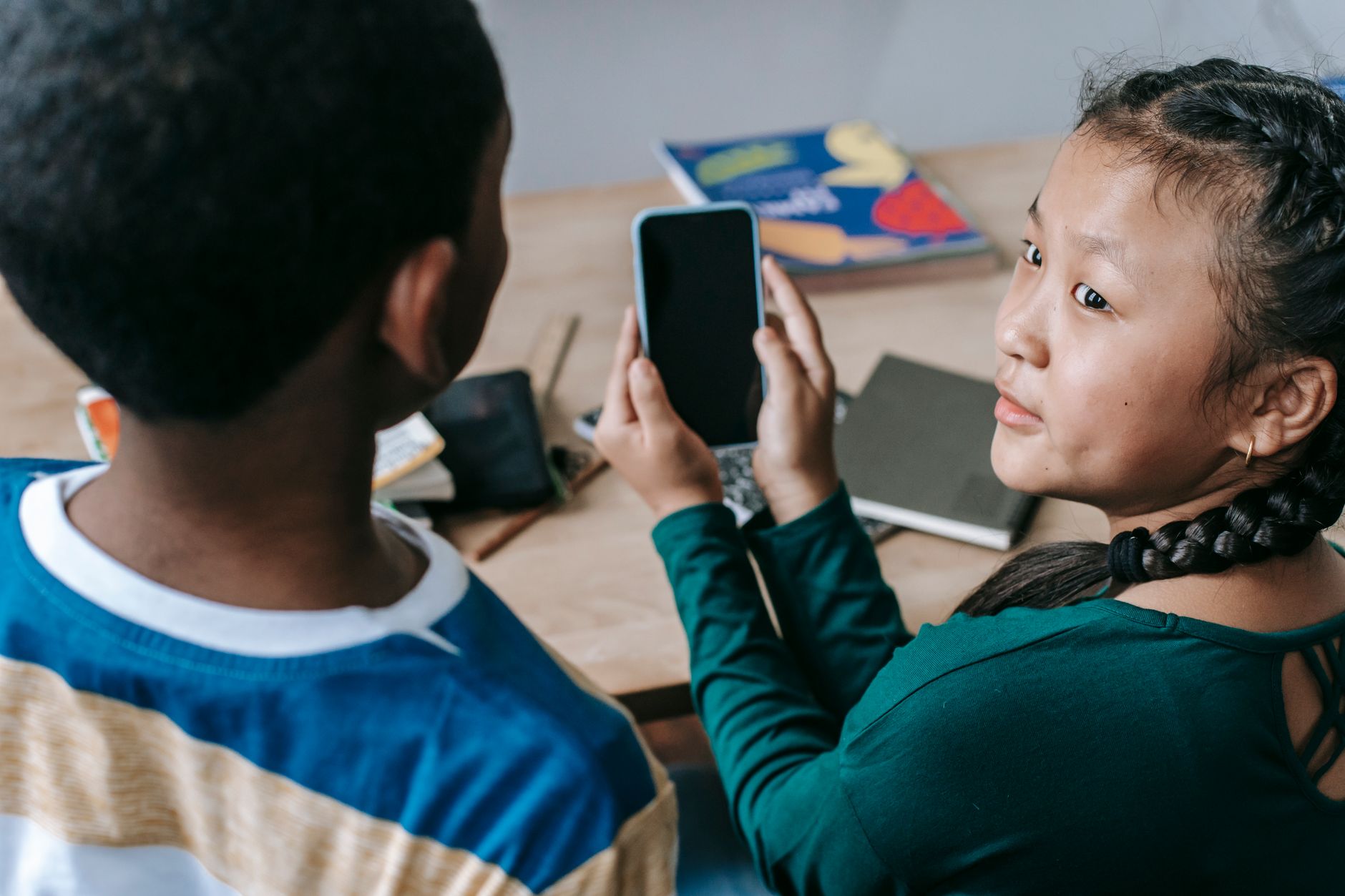 Procédure de connexion sécurisée à l’espace ENT JPV : étape par étape, pièges et conseils pratiques — élèves utilisant des appareils numériques en classe
