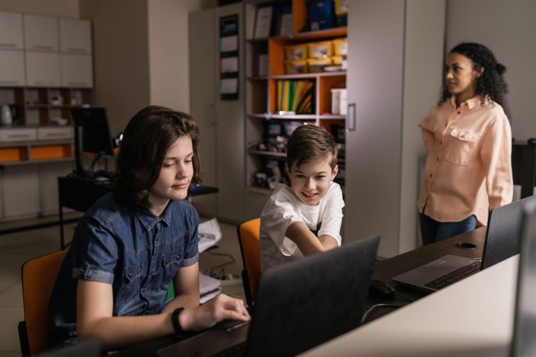 ENT JPV connexion à l'espace — élèves utilisant des appareils numériques en classe