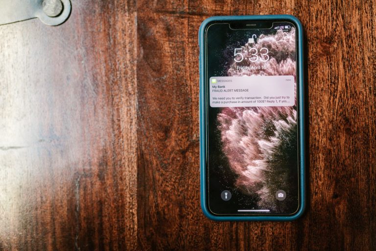 Le SMS « Bonjour, vous — alerte message arnaque téléphone