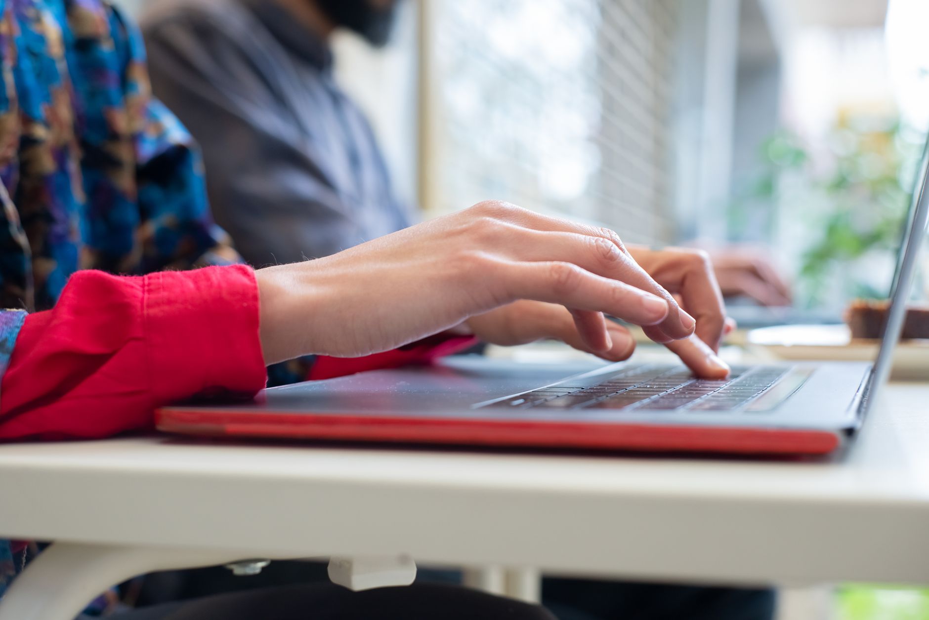 Messagerie académique Rouen : un nouveau quotidien avec Zimbra — étudiant vérifiant ses emails sur ordinateur