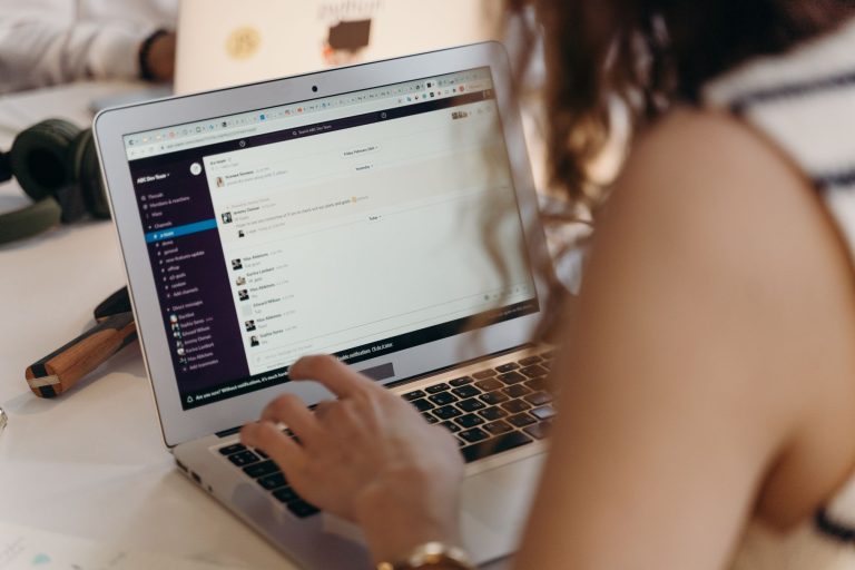 Mail académique Rouen accéder à — étudiant vérifiant ses emails sur ordinateur