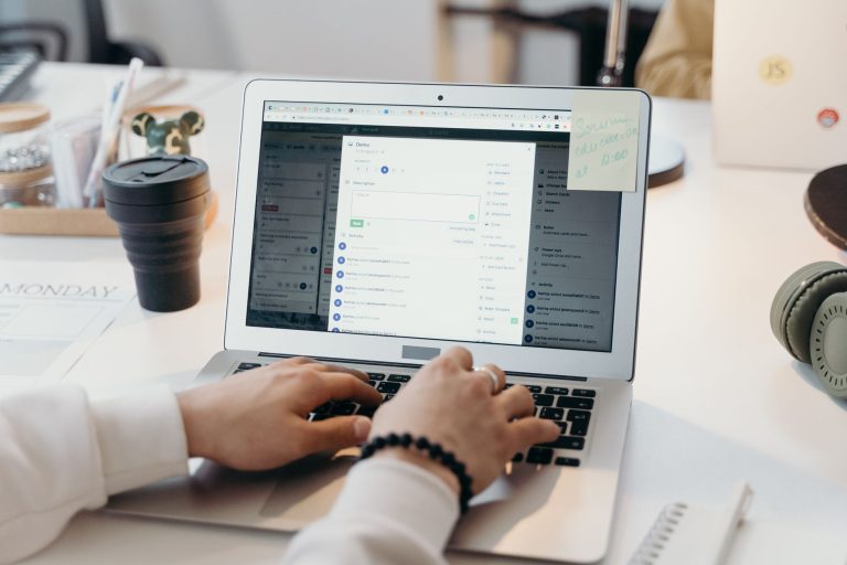 Peut-on créer un compte Gmail — personne créant un compte Gmail sur ordinateur