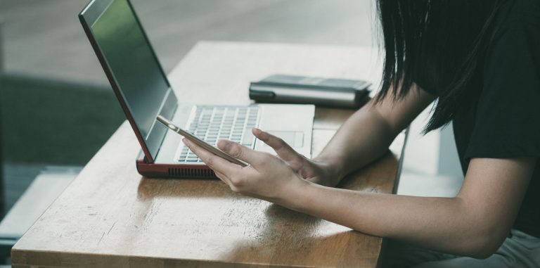 Webmail AC Créteil se connecter — étudiant utilisant un ordinateur portable