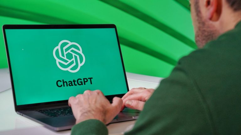 Comment utiliser ChatGPT gratuit en — personne utilisant un ordinateur avec ChatGPT