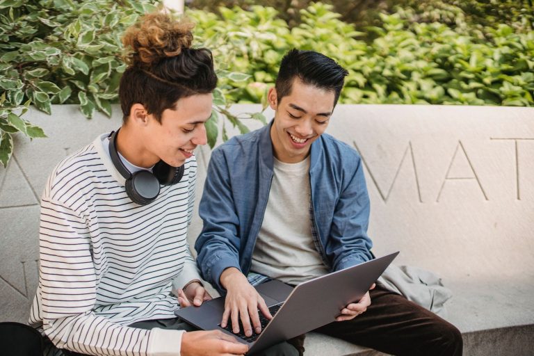 ENT Bordeaux connexion à l'intranet — étudiant utilisant un ordinateur portable
