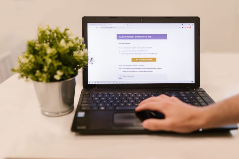 Webmail AC Montpellier connexion à — écran de connexion email sur ordinateur
