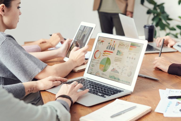 Uplix, l'agence SEO nouvelle génération — équipe marketing numérique travaillant ensemble